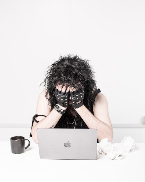 Foto profissional grátis de aparelho, cabelo escuro, computador portátil