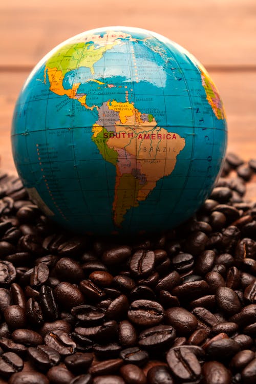 Immagine gratuita di cartina geografica, chicchi di caffè, globo