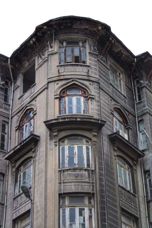 Free Vintage architectural facade of a tenement building in Istanbul, showcasing classical design elements. Stock Photo