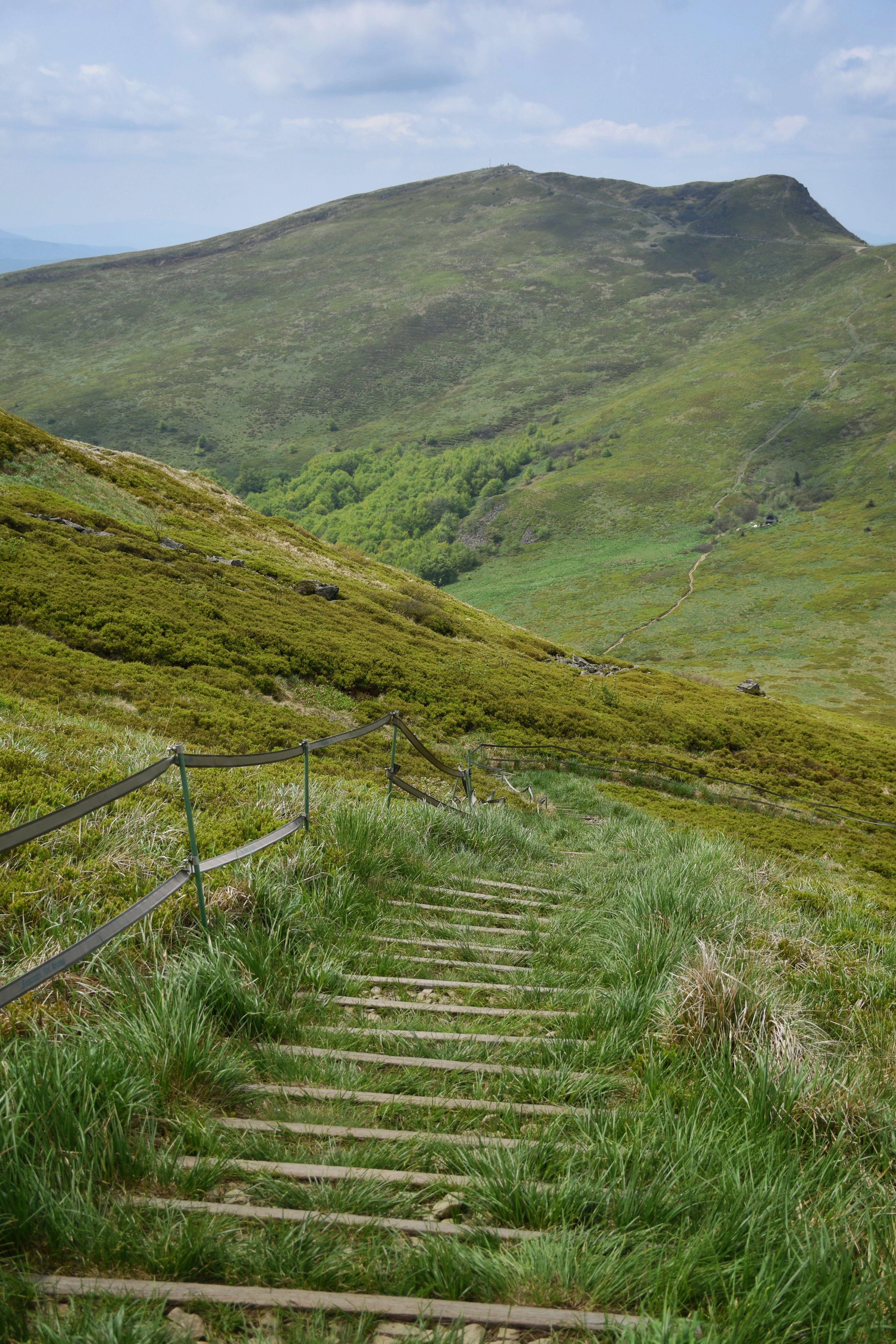 A wooden staircase leading up to a grassy hill · Free Stock Photo