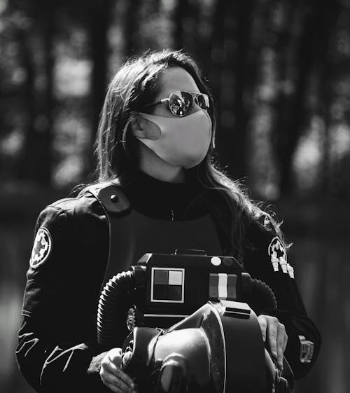 Základová fotografie zdarma na téma bezpečnost, bunda, černobílý