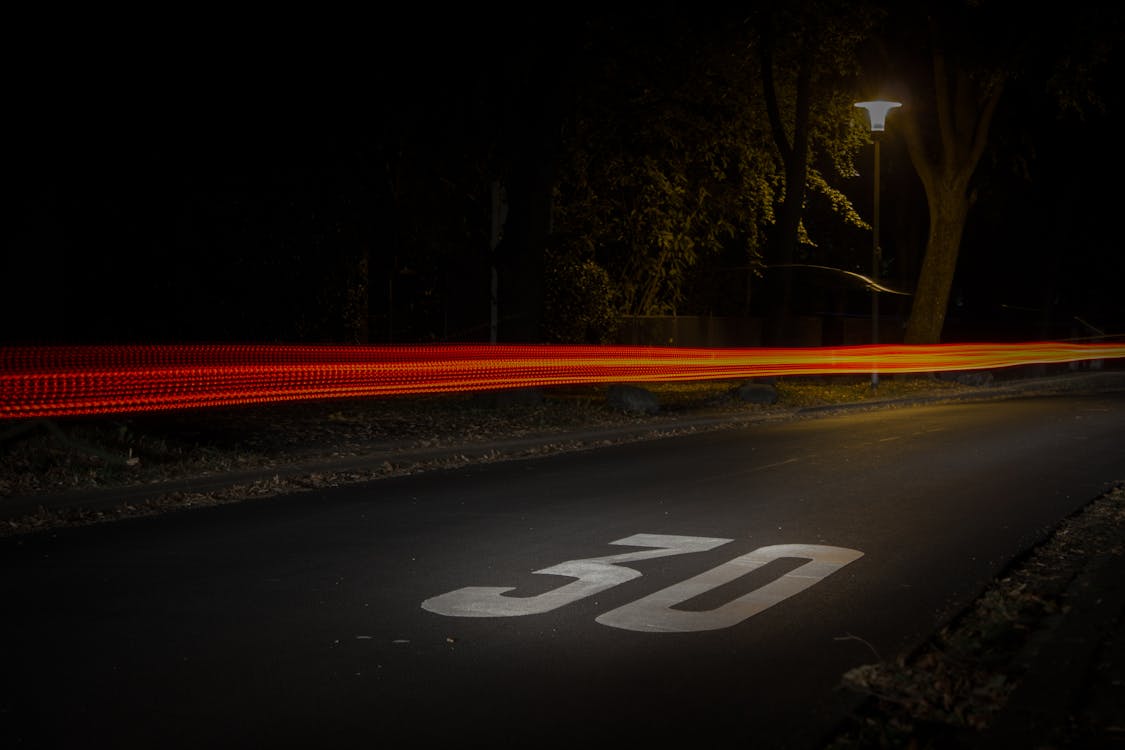 Gratuit Photographie En Accéléré De Lumière Rouge Et Orange Sur Route Avec 30 Impressions La Nuit Photos