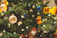 圣诞树上装饰着小熊维尼的饰品和彩灯