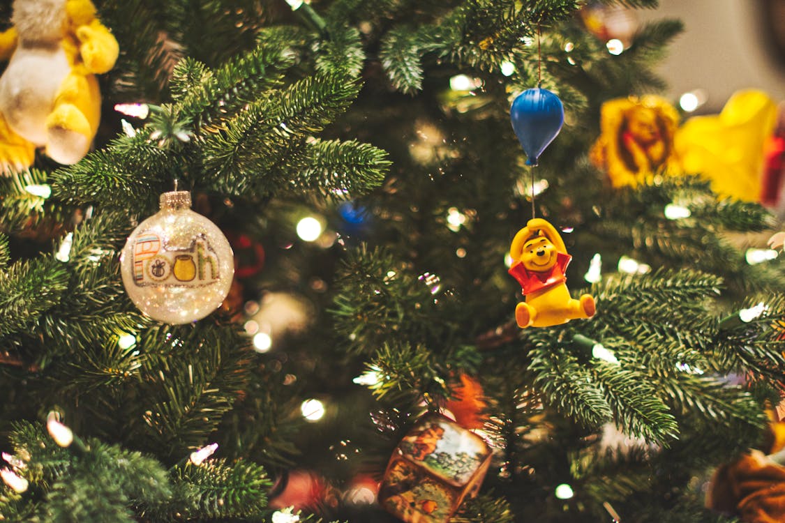 Gratis árbol De Navidad Con Adornos Foto de stock