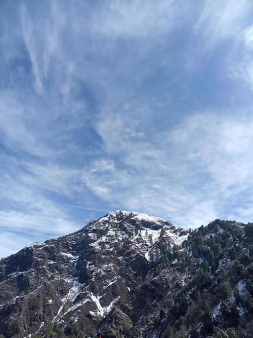 Free Scenic view of a snowcapped mountain with a clear blue sky, showcasing nature's beauty. Stock Photo