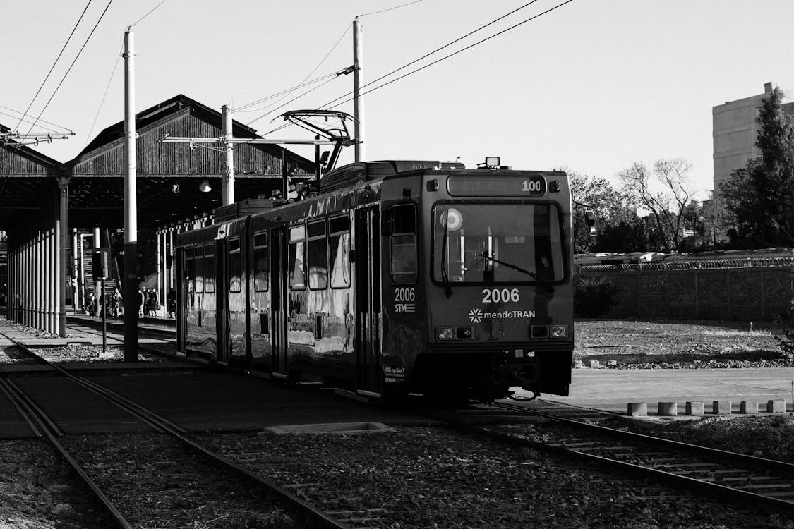 Darmowe zdjęcie z galerii z czarno-biały, dworzec kolejowy, kolej