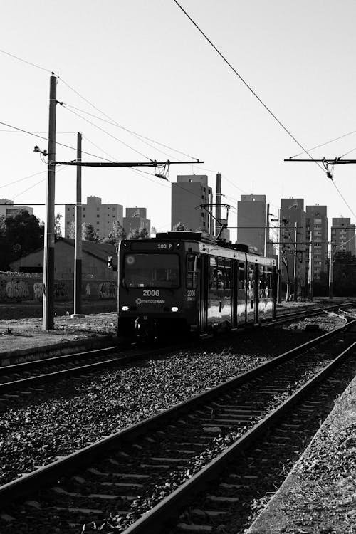 Δωρεάν στοκ φωτογραφιών με ασπρόμαυρο, αστικός, γραμμές τρένου