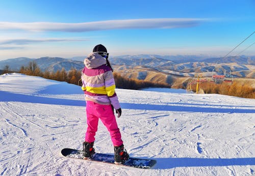 Person Snowboarden Auf Dem Feld