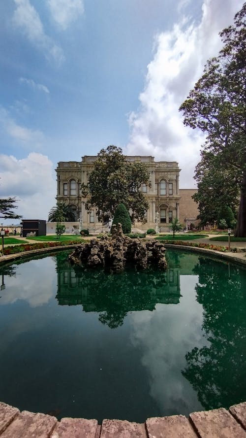 Fountain in front of Beylerbeyi Palace, Istanbul, Turkey