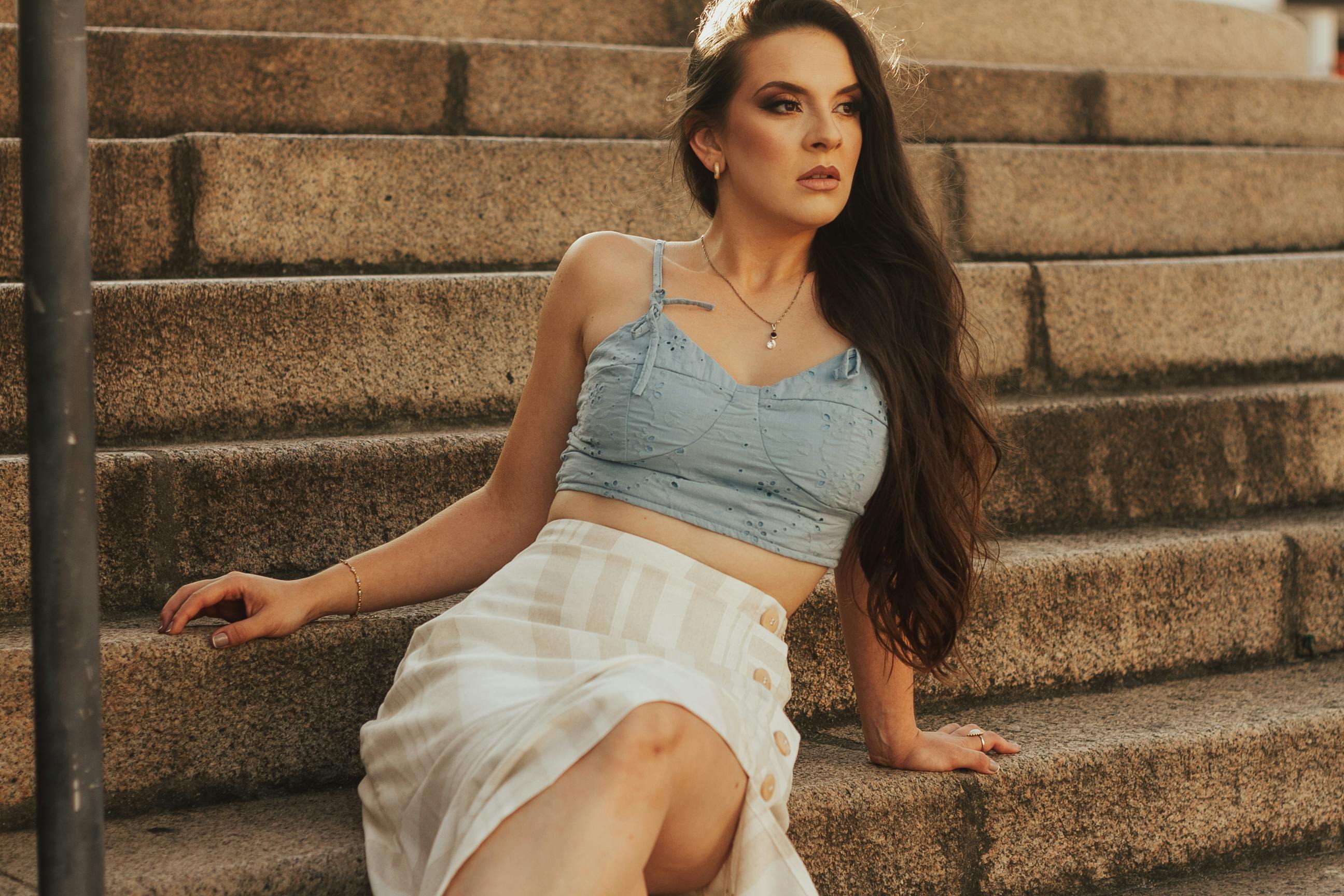 From vintage tops to maxi skirts, build your summer wardrobe with these it girl fashion trends — Photo by Luiz Woellner Fotog