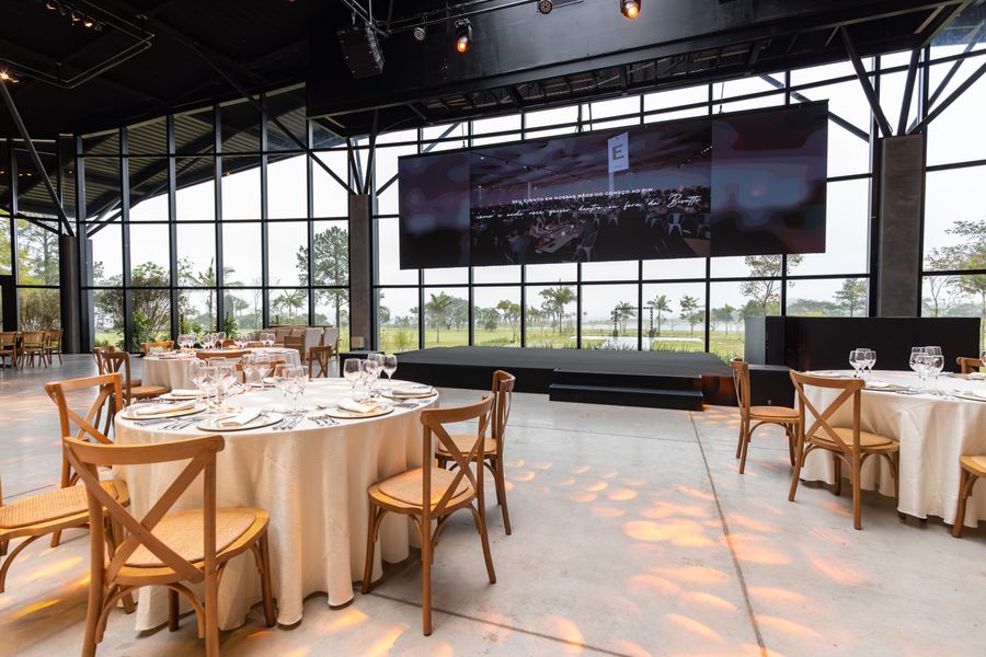 Pantalla audiovisual en evento corporativo