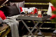 优雅的户外露台配有酒杯、蜡烛和靠垫，非常适合放松