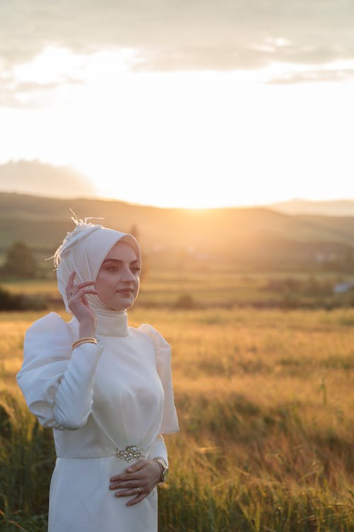 Gratis lagerfoto af hijab, hvide tøj, lodret skud