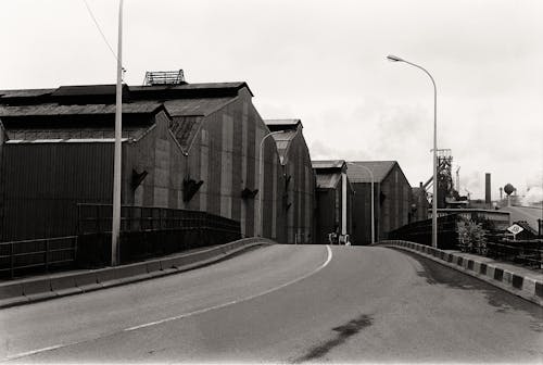 Darmowe zdjęcie z galerii z asfalt, budynki, czarno-biały