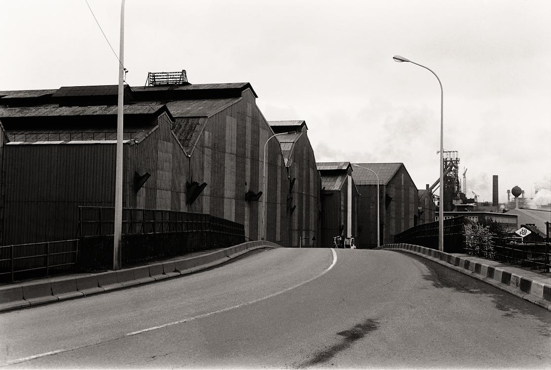 Darmowe zdjęcie z galerii z asfalt, budynki, czarno-biały