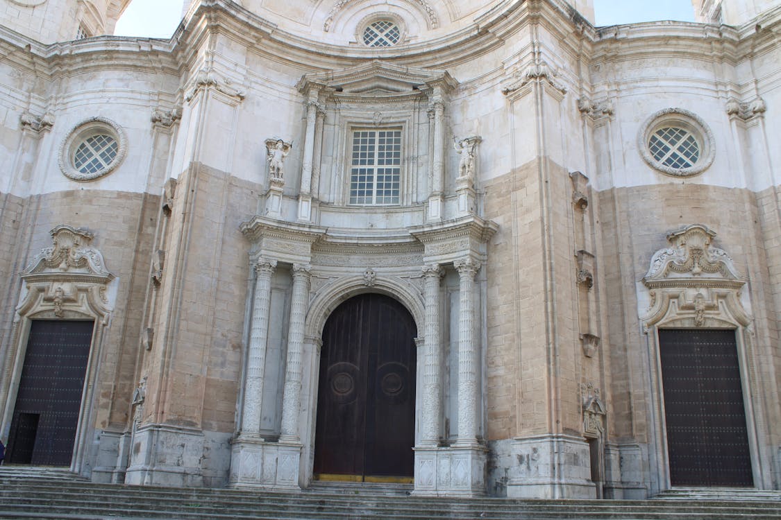 fachada exterior de la Catedral de Cádiz