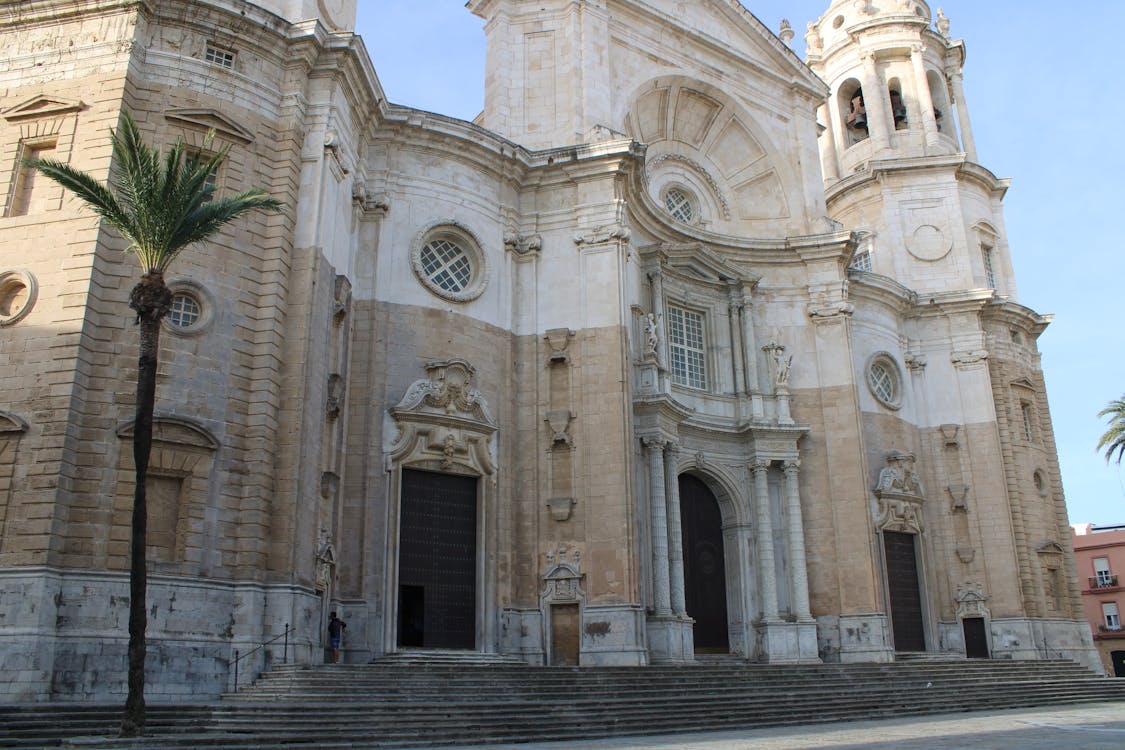 fachada exterior de la Catedral de Cádiz