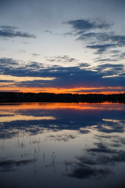 Foto d'estoc gratuïta de capvespre, ennuvolat, llac