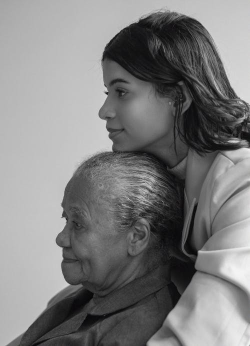 Foto profissional grátis de abraçando, avó, família