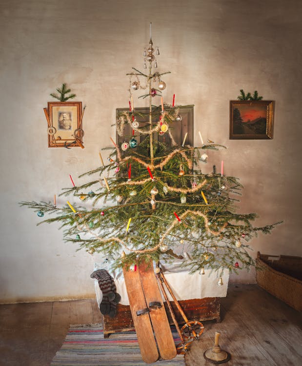 Gratis árbol De Navidad En Una Habitación Foto de stock