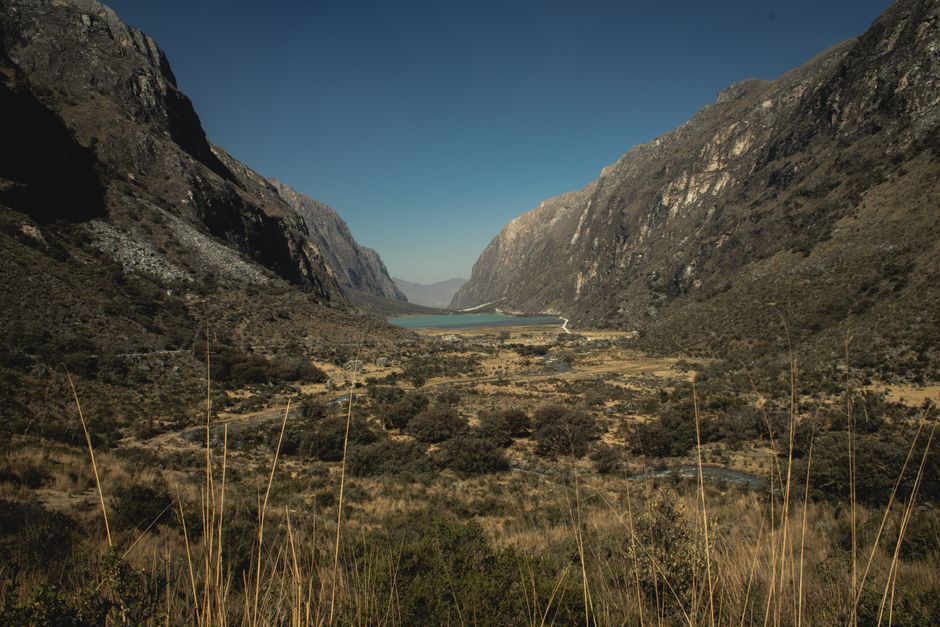 Best Machu Picchu Day Trip from Cusco: Full-Day Guided Tour Review 2026 - Breathtaking view of Lake Llanganuco surrounded by mountains in Huaraz, Peru.