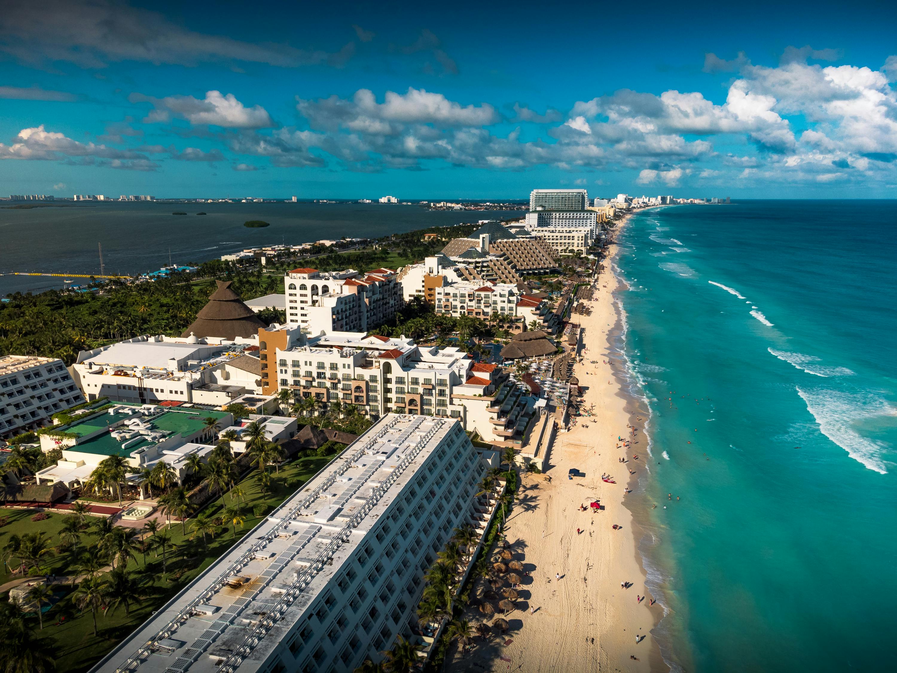 Cancun Beach With Boat Stock Photo - Download Image Now - Cancun, Mexico,  Beach - iStock