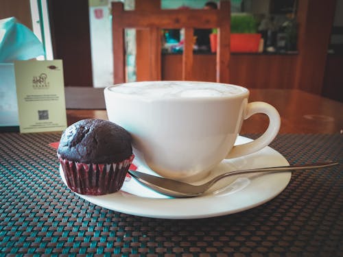 Ingyenes stockfotó coffeelife, csésze és csészealj, csokoládés muffinok témában