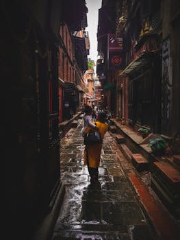 母亲带着孩子穿过历史悠久的小巷，捕捉家庭时光