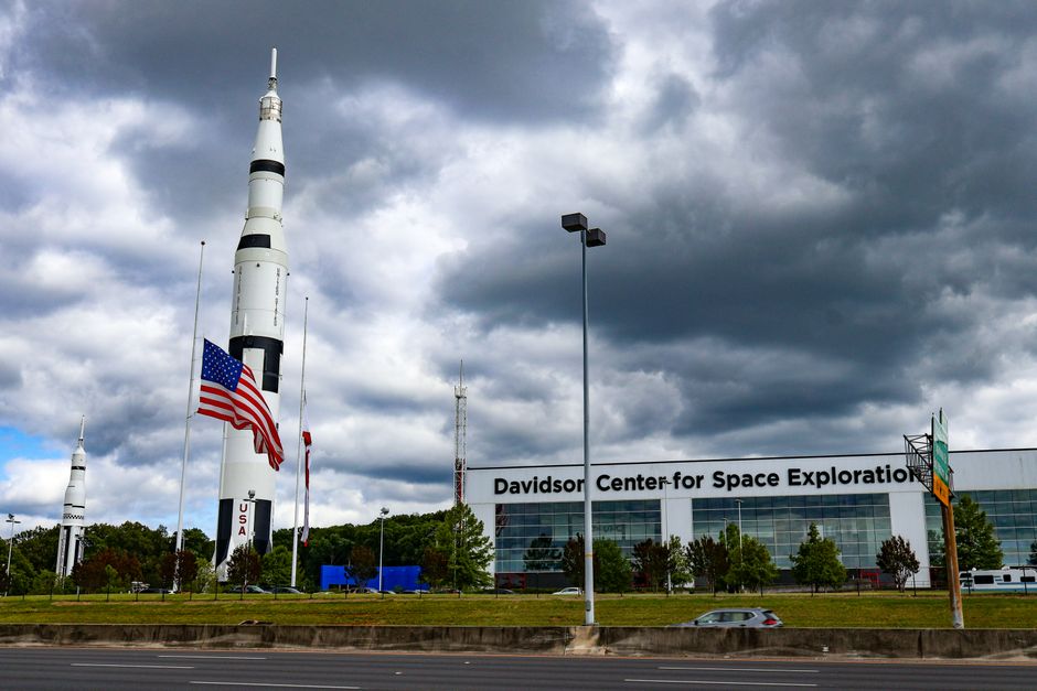 Huntsville skyline featuring the Saturn V rocket - Huntsville adaptable business space Huntsville skyline featuring the Saturn V rocket - Huntsville adaptable business space
