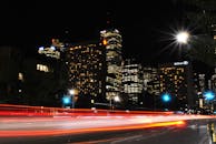 充满活力的城市夜景中，明亮的灯光勾勒出城市天际线的轮廓