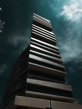 Wolken & Modern bei Nacht – Atemberaubende Neon-Szene