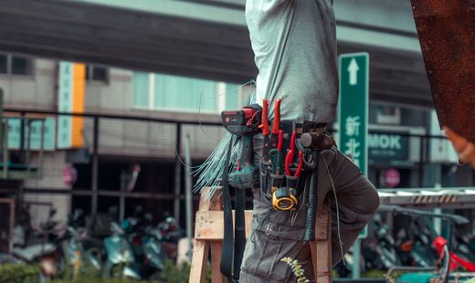 Artisan du bâtiment travaillant sur une intervention locale