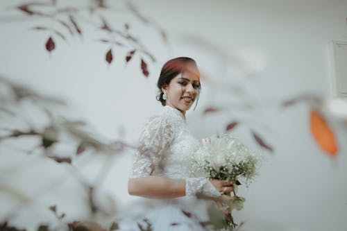 결혼 사진, 꽃, 내리막 길의 무료 스톡 사진