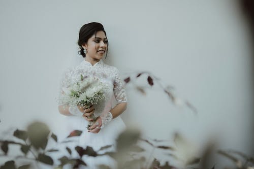 一束花, 女人, 婚紗攝影 的 免費圖庫相片
