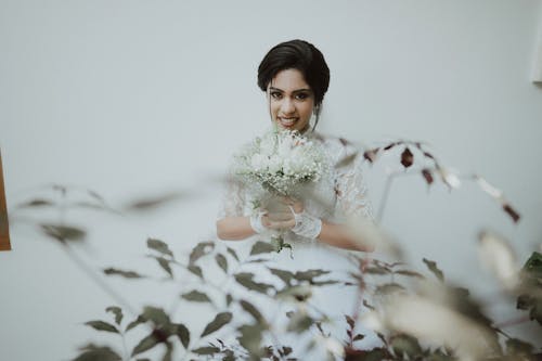 Безкоштовне стокове фото на тему «білий фон, букет, весільна сукня»