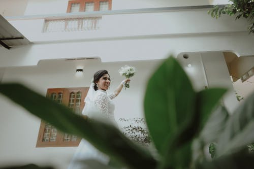 ayakta, düğün fotoğrafçılığı, ev içi içeren Ücretsiz stok fotoğraf