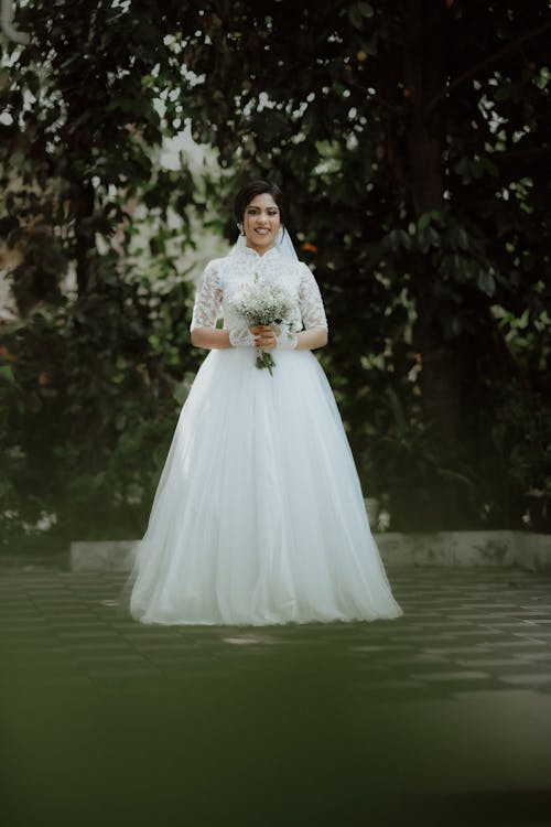 Foto profissional grátis de buquê, de pé, fotografia de casamento