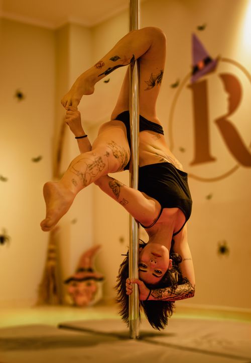 Aluna praticando pole dance