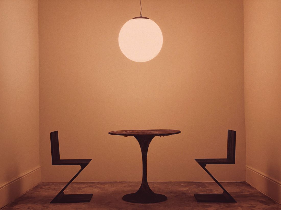 Interior contemporaneo con sillas de diseno bajo luz calida