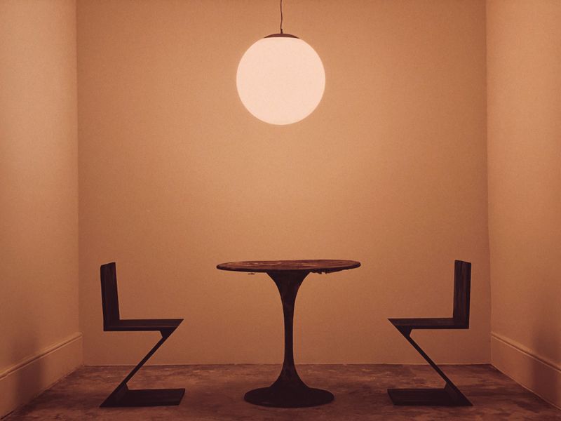 Interior contemporaneo con sillas de diseno bajo luz calida