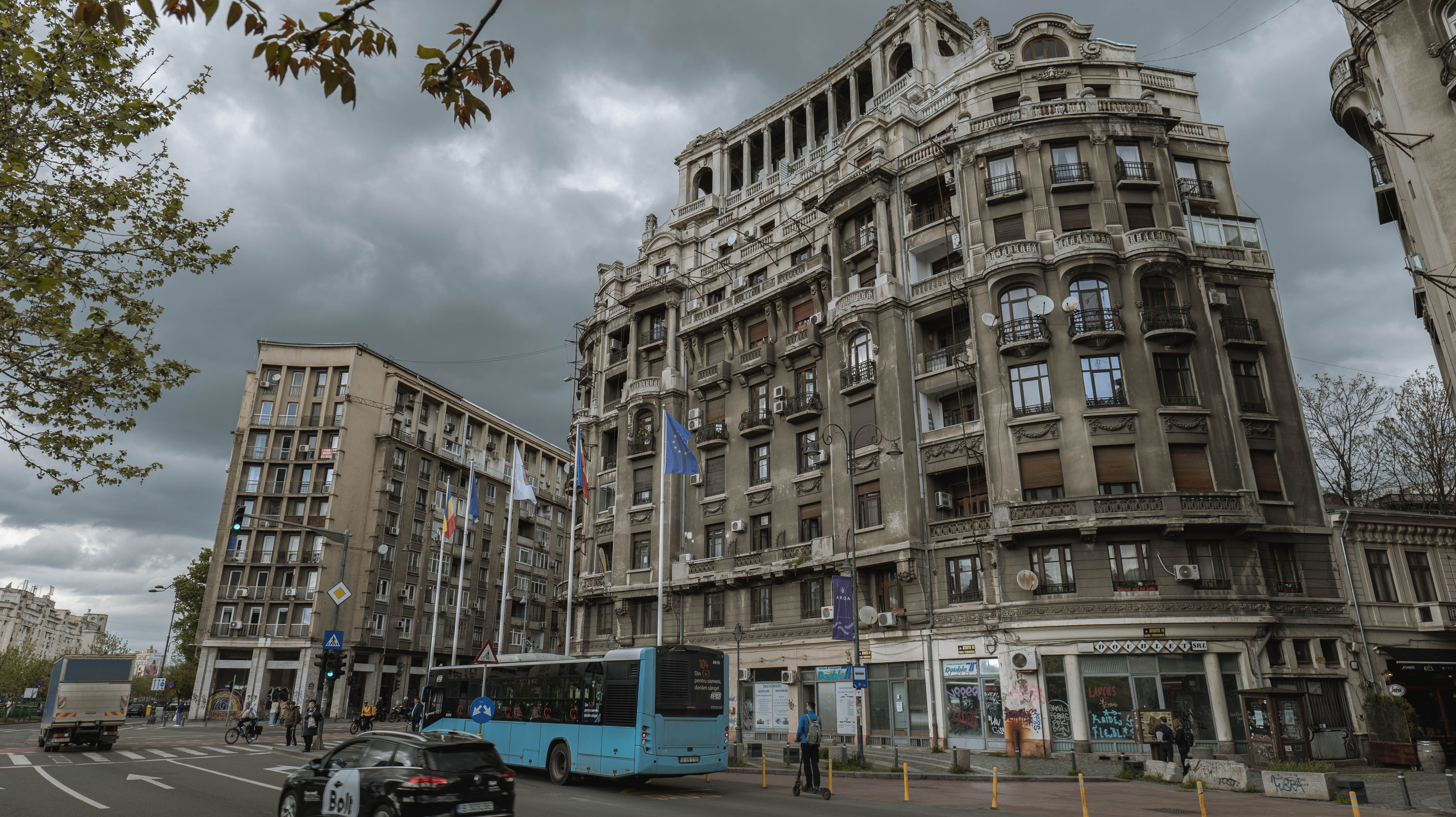 Facade of Old Residential Building in City · Free Stock Photo