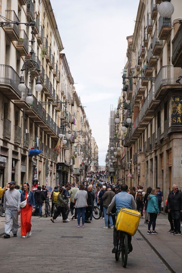 Multitud en la calle fría