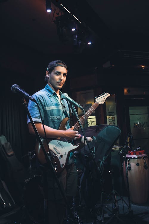 Foto profissional grátis de banda, camisa, casual