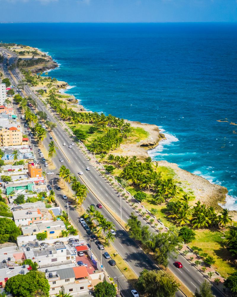 Vista aérea del Malecón de Santo Domingo bordeando la costa, República Dominicana