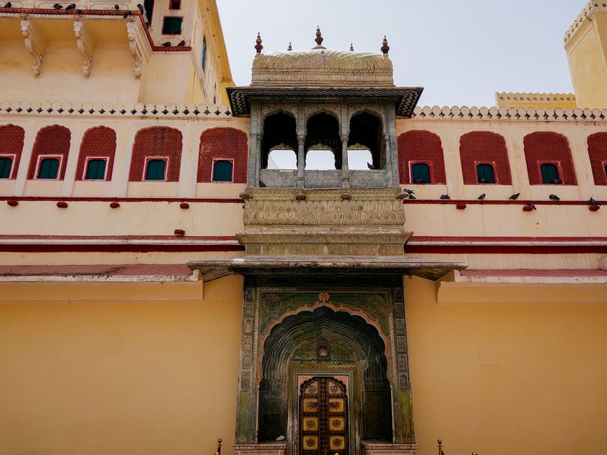 Elegant historic doorway at City Palace, Jaipur, showcasing Rajasthani architectural beauty.