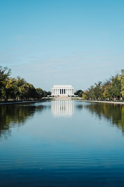 Pond and Lincoln Memorial behind