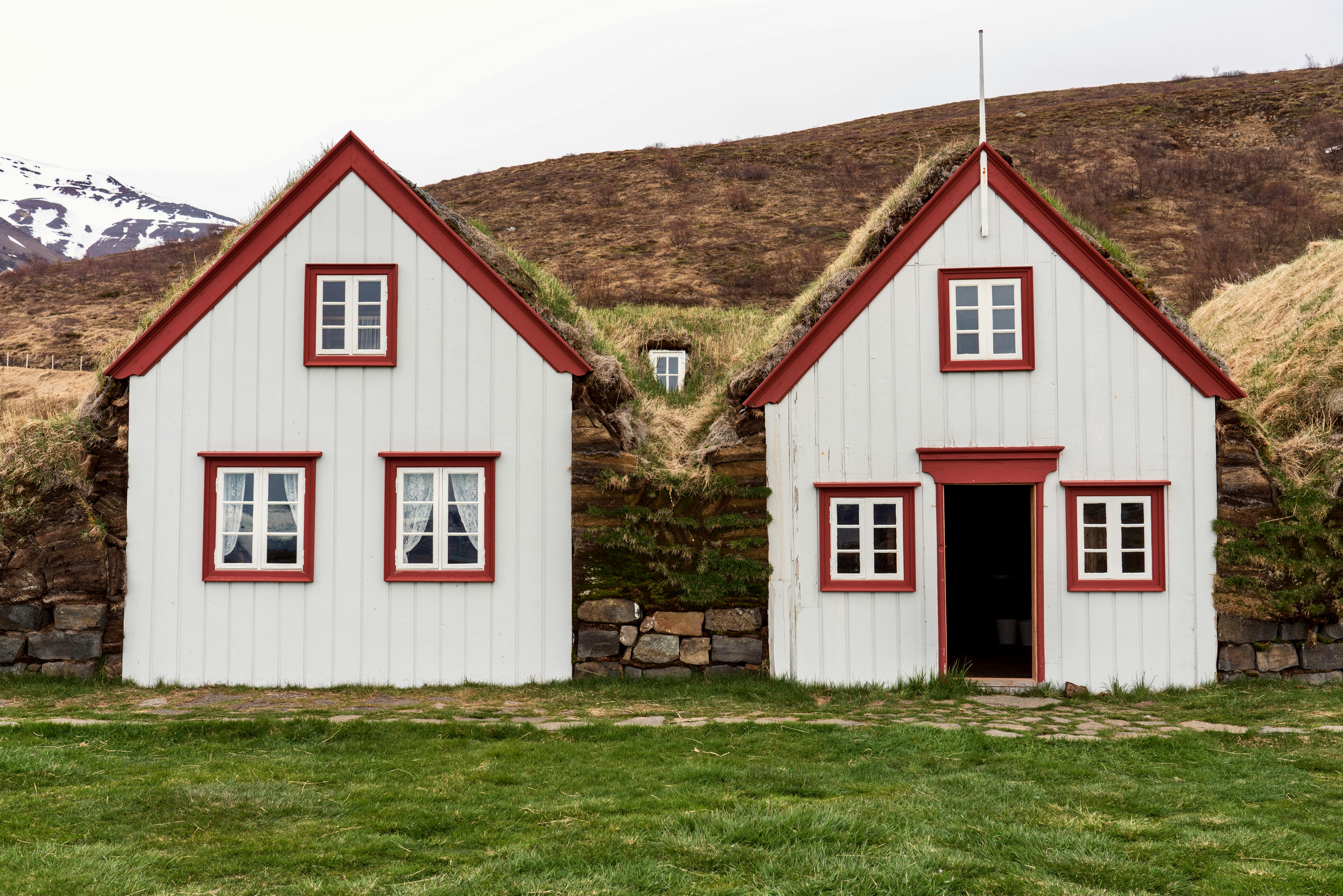White Houses near Hill · Free Stock Photo