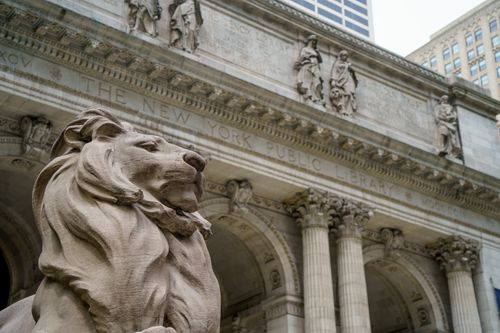 Free Majestic lion statue guarding the entrance of the iconic New York Public Library in Manhattan. Stock Photo