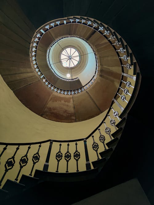 Foto profissional grátis de escadaria, escadarias, espiral