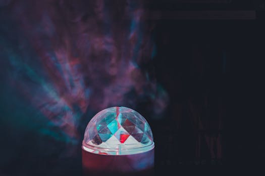 一个被照亮的球体投射出彩色灯光的抽象图像，带有神秘的环境烟雾效果